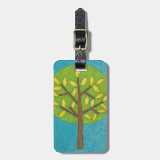 Groene boom met gele bladeren van Chariklia Zarris Bagagelabel (Voorkant verticaal)