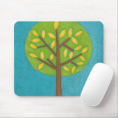 Groene boom met gele bladeren van Chariklia Zarris Muismat (Met muis)