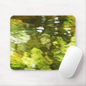 Groene boombladeren reflecterend in water muismat (Met muis)