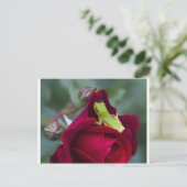Groene boomkikkers en rode rozen briefkaart (Staand voorkant)