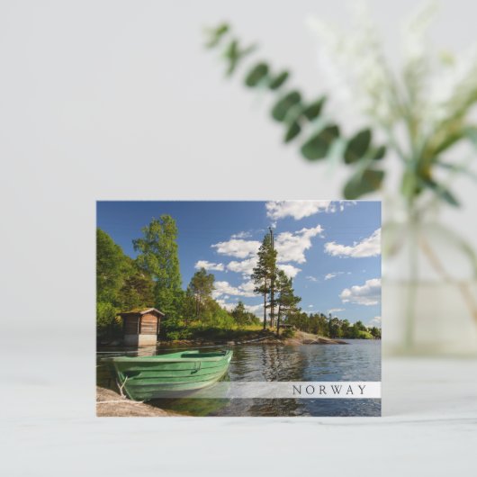 Groene boot in een fjord in het briefkaart van de  (Staand voorkant)