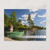 Groene boot in een fjord in het briefkaart van de  (Voorkant)