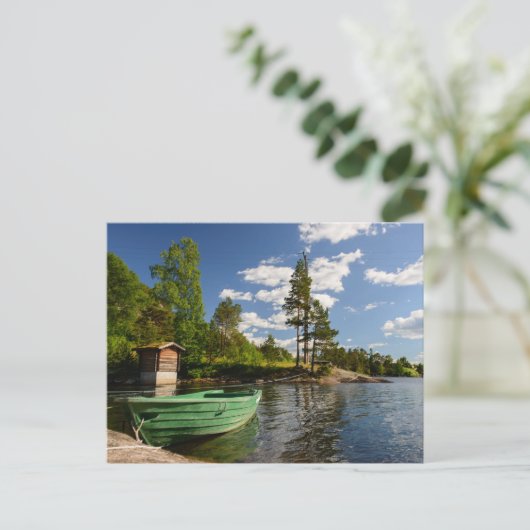 Groene boot in een fjord in het Noorse briefkaart (Staand voorkant)