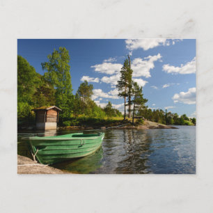 Groene boot in een fjord in het Noorse briefkaart