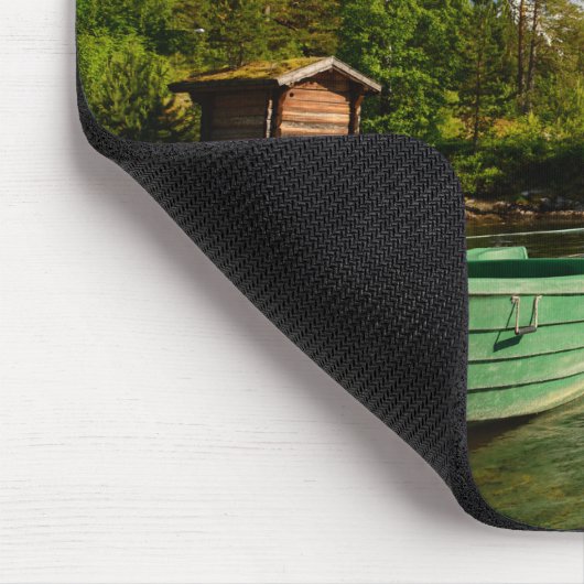 Groene boot in een fjord in Noorse mousepad Muismat (Hoek)