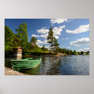 Groene boot in een fjord in Noorse poster