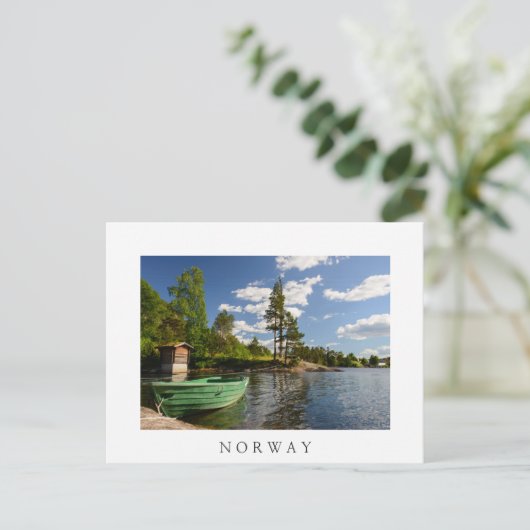 Groene boot in een fjord in Noorwegen Briefkaart (Staand voorkant)