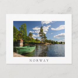Groene boot in een fjord in Noorwegen Briefkaart