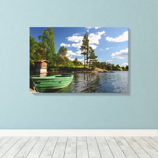 Groene boot in een fjord in Noorwegen Canvas Afdruk (Insitu (Houten vloer))