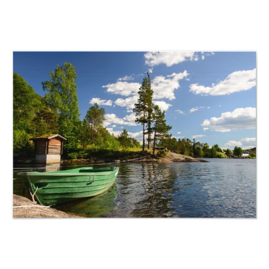 Groene boot in een fjord in Noorwegen Foto Afdruk (Voorkant)