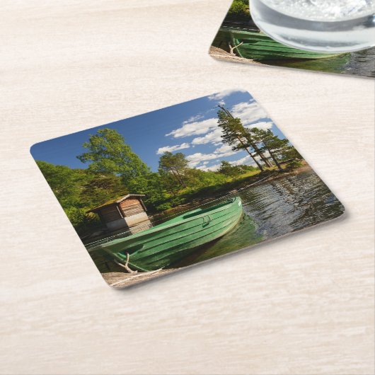 Groene boot in een fjord in Noorwegen Kartonnen Onderzetters (Schuin)