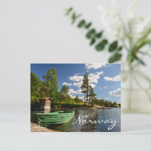 Groene boot in een fjord in Noorwegen sms-briefkaa Briefkaart (Staand voorkant)