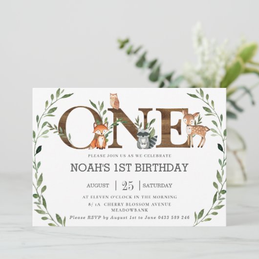 Groene bosdieren Hout EERSTE 1e Verjaardag Kaart (Staand voorkant)