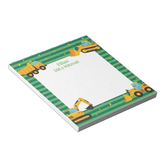 Groene bouwtrucks gepersonaliseerde mitswa notitieblok (Schuin)