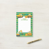 Groene bouwtrucks gepersonaliseerde mitswa post-it® notes (Op bureau)