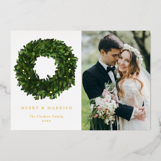 Groene Boxwood Krans Pas getrouwd Kerstfoto Folie Feestdagenkaart (Voorkant)