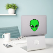 Groene buitenaardse kop met grote zwarte ogen sticker (Laptop op bureau)