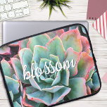 Groene Cactus Succulent Fotografie Bloesem Script Laptop Sleeve<br><div class="desc">Cactussen gedijen onder de zwaarste woestijnomstandigheden. Omarm de kracht in deze prachtige roze-tipped, mintgroene, bloeiende cactus foto wanneer u deze unieke, fotografie neopreen laptop sleeve gebruikt. Dit sleeve wordt geleverd in drie maten: 15", 13" en 10". Maakt een geweldig cadeau voor iemand speciaal! U kunt deze neopreen laptophoes eenvoudig personaliseren...</div>