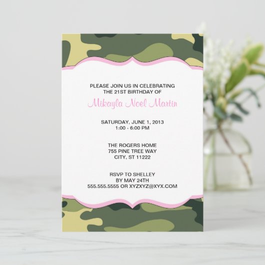 Groene Camo met lichtroze Birthday Party nodigt ui Kaart (Staand voorkant)