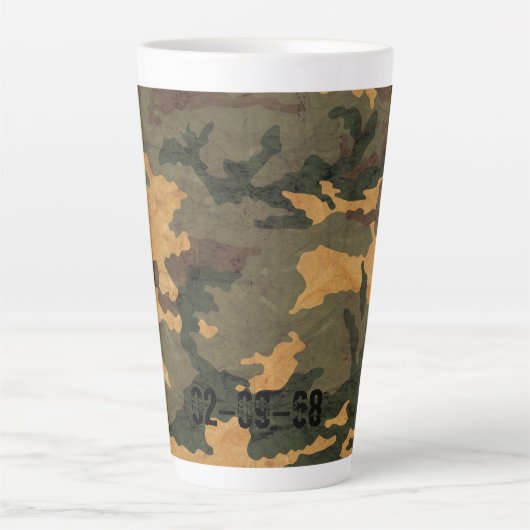Groene camouflage patroon  2020 latte mok (Voorkant)