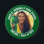 Groene cheerleader foto High School Spirit Ronde Button 7,6 Cm<br><div class="desc">Dit coole op maat gemaakte cheerleader-fotocadeau voor de middelbare school is voorzien van witte typografie van uw team en spelersnaam op een groene knop. Personaliseer je met de foto van je student en het schooljaar als een trotse cheerleading ouder. Een moeder en vader kunnen deze knoppen aan de concurrentie en...</div>