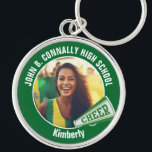Groene cheerleader foto High School Spirit Sleutelhanger<br><div class="desc">Dit coole op maat gemaakte cheerleader-fotocadeau voor de middelbare school is voorzien van witte typografie van uw team en spelersnaam op een groene sleutelhanger met een juichmegafoon. Personaliseer je met de foto van je student en het schooljaar als een trotse cheerleading ouder. Een leuk cadeau voor een papa of mama....</div>