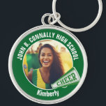 Groene cheerleader foto High School Spirit Sleutelhanger<br><div class="desc">Dit coole op maat gemaakte cheerleader-fotocadeau voor de middelbare school is voorzien van witte typografie van uw team en spelersnaam op een groene sleutelhanger met een juichmegafoon. Personaliseer je met de foto van je student en het schooljaar als een trotse cheerleading ouder. Een leuk cadeau voor een papa of mama....</div>