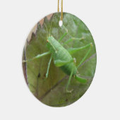 Groene cricket op een Leaf Custom Birthday Keramisch Ornament (Rechts)