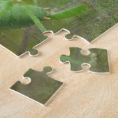 Groene cricket op een lederen puzzel legpuzzel (Zijkant)