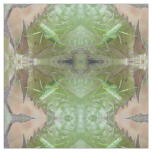 Groene cricket op een met leder gepatterde diersto stof