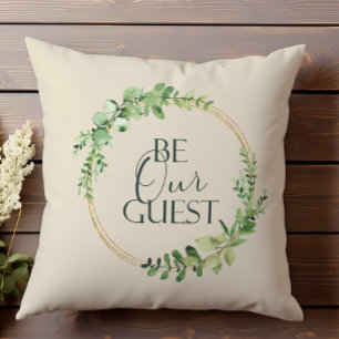 Groene damasten sierkussen 'Be Our Guest'