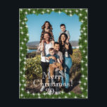 Groene dennen Twinkle Lights Foto gepersonaliseerd Feestdagenkaart<br><div class="desc">Groene dennen boeghs met faux twinkle lights lijst brengen dit foto vakantie briefkaart met "Merry Christmas" typografie en datum op de voorkant en kamer op de achterkant voor uw persoonlijke vakantie sentiment en familienaam voor al uw familie en vrienden.</div>