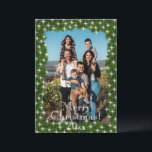 Groene dennen Twinkle Lights Foto gepersonaliseerd Feestdagenkaart<br><div class="desc">Groene dennenboekingen met faux twinkle lights lijst brengen deze foto vakantiekaart over-the-top schattig met "Merry Christmas" typografie en datum op de voorkant en kamer op de achterkant voor uw persoonlijke vakantie sentiment en familienaam voor al uw familie en vrienden.</div>