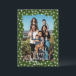Groene dennen Twinkle Lights Foto gepersonaliseerd Feestdagenkaart<br><div class="desc">Groene dennenboekingen met faux twinkle lights lijst brengen deze foto vakantiekaart over-the-top schattig met "Merry Christmas" typografie en datum op de voorkant en kamer op de achterkant voor uw persoonlijke vakantie sentiment en familienaam voor al uw familie en vrienden.</div>