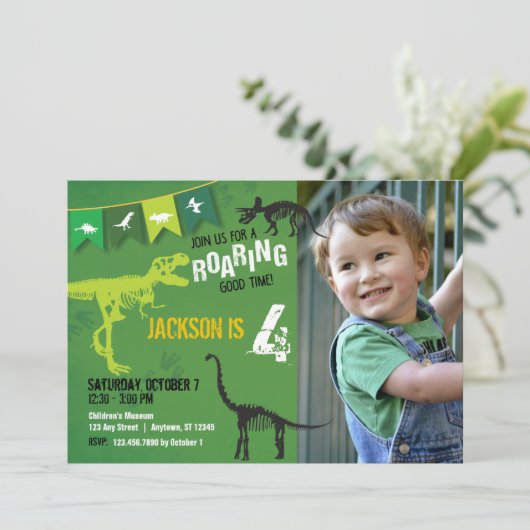 Groene Dinosaurus Roaring Boys Verjaardag Uitnodig Kaart (Staand voorkant)
