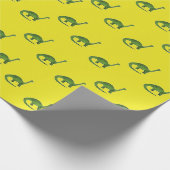 Groene dinosaurussen op geel patroon cadeaupapier (Hoek)