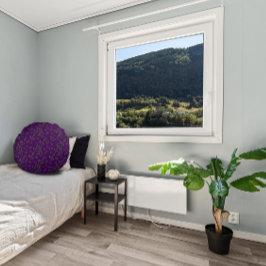 Groene donkergroene paarse patroonbladeren rond kussen