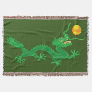 Groene Draak met Gouden Zon Bal op Groen Deken