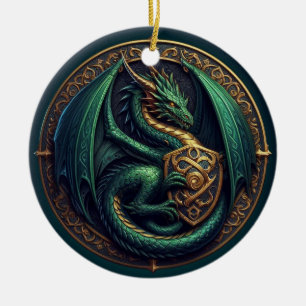 Groene draak met schild keramisch ornament