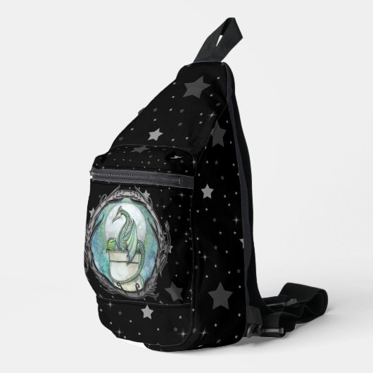 Groene draak op sterrenachtergrond sling bag (Rechterhoek)