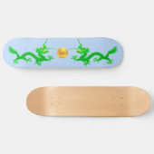 Groene Dragons met Golden Ball op Light Blue Persoonlijk Skateboard (Horizontaal)