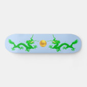 Groene Dragons met Golden Ball op Light Blue Persoonlijk Skateboard (Horizontaal)