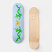Groene Dragons met Golden Ball op Light Blue Persoonlijk Skateboard (Voorkant)