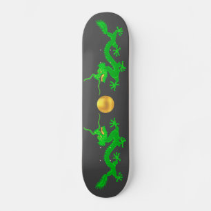 Groene draken met gouden bal op donkergrijs persoonlijk skateboard