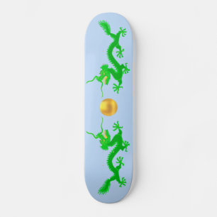 Groene draken met gouden bal op lichtblauw persoonlijk skateboard