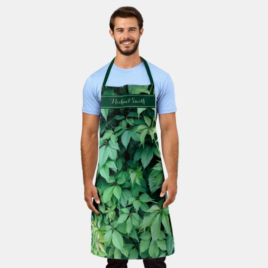 Groene druivenbladeren Monogram Naam Schort (Gedragen)