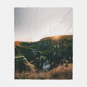 GROENE DRUKVELD EN MOUNTAIN TIJDENS DE DAG FLEECE DEKEN