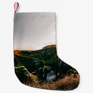 GROENE DRUKVELD EN MOUNTAIN TIJDENS DE DAG KLEINE KERSTSOK