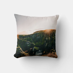 GROENE DRUKVELD EN MOUNTAIN TIJDENS DE DAG KUSSEN