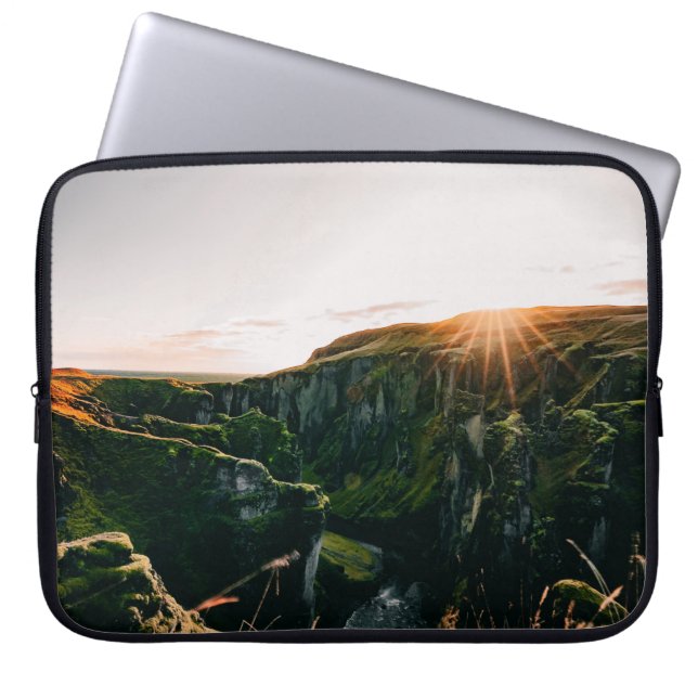 GROENE DRUKVELD EN MOUNTAIN TIJDENS DE DAG LAPTOP SLEEVE (Voorkant)
